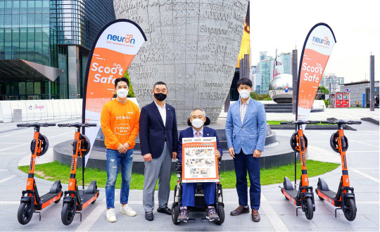 김현(왼쪽부터) 뉴런 모빌리티 운영 총괄, 이기도 한국교통장애인협회 사무총장, 전치국 한국교통장애인협회 서울 회장, 고영주 안전생활실천시민연합 본부장이 지난 6일 서울 강남 삼성역 앞에서 교통약자 보행권 보호를 위한 전동킥보드 안전 수칙을 발표하고 있다. 뉴런 모빌리티 제공